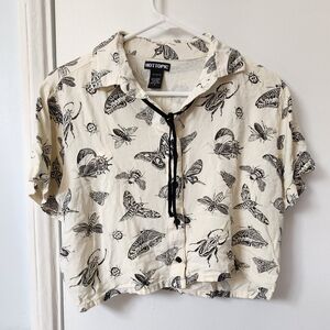 Hot Topic Cream Button Crop Shirt with Black Insect Print (sz small)